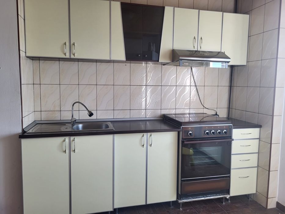 Aragaz si mobila de bucatarie