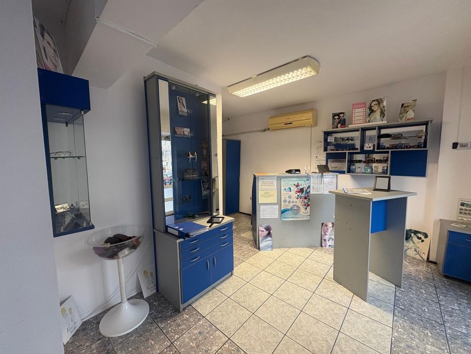 Vand mobilier de tip comercial- magazine, firme