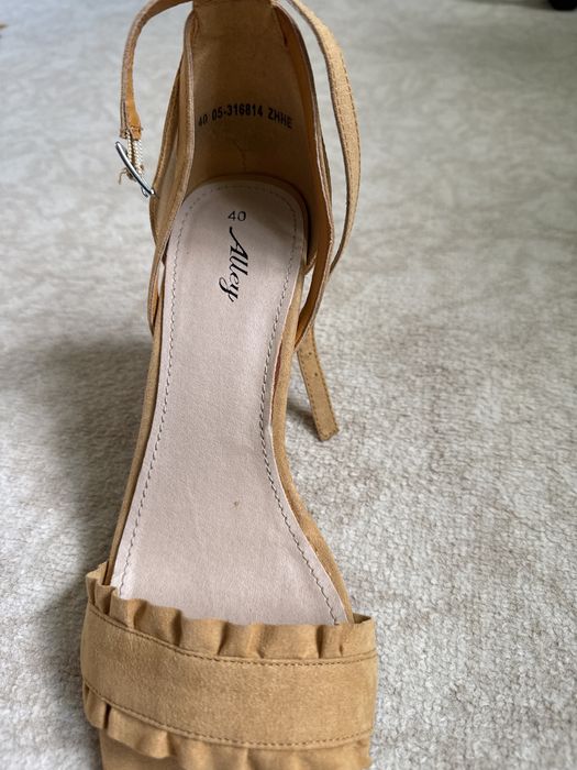 Сандали цвят горчица