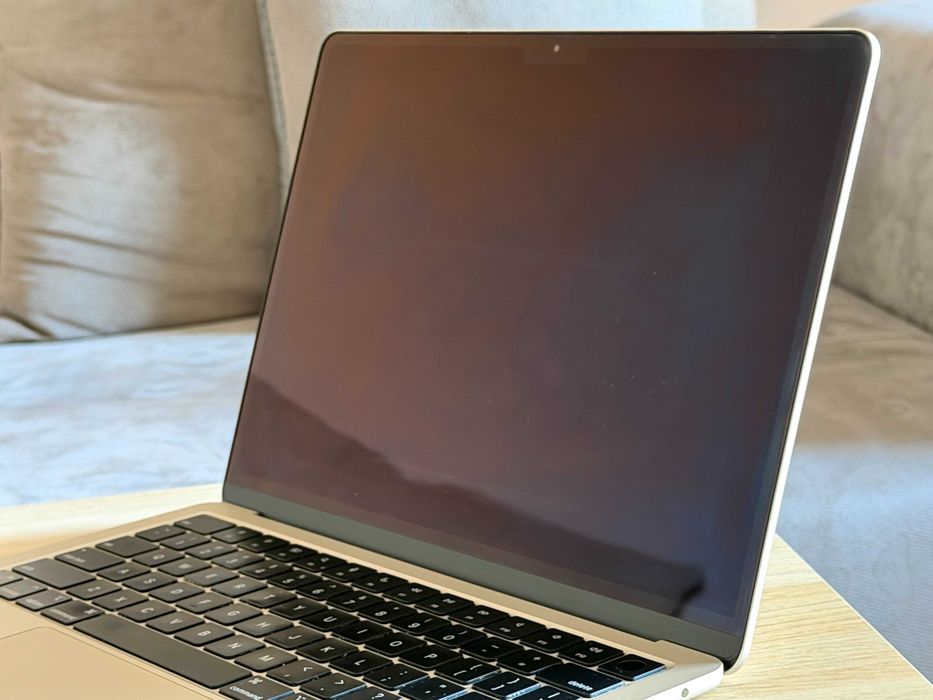 MacBook Air M2 13.6" / 16GB / 512GB – перфектно състояние (Starlight)
