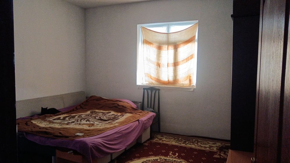 Uy sotiladi 4 sotix 5ta xona  mehmonxona oshxona bolalar xonasi  dush