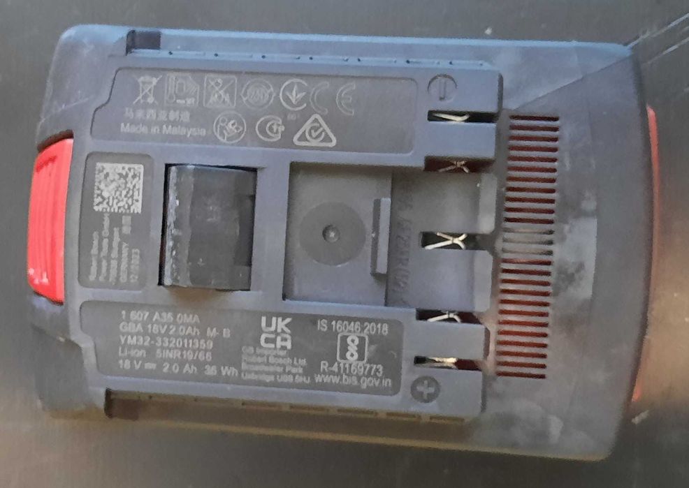 Комплект ново зарядно Bocsh GAL18V-20 и 3бр. батерии Bosch GBA18V-20 Li-Ion 2.0 Ah - 2 нови и една употребявана