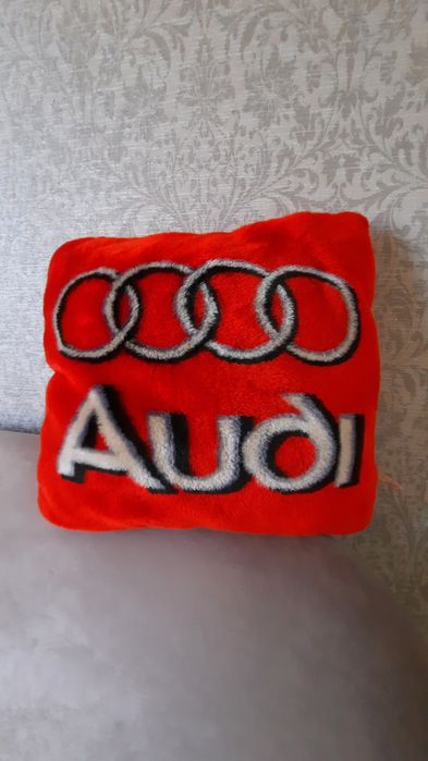 подушка с логотипом Audi