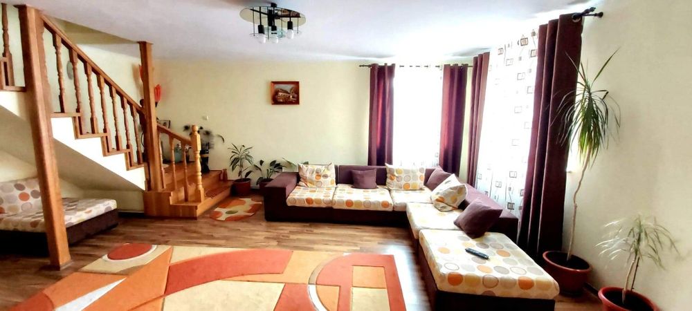 Inchiriez camere la curte.