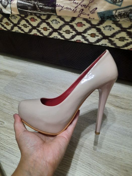 Бежевые, лакированные туфли