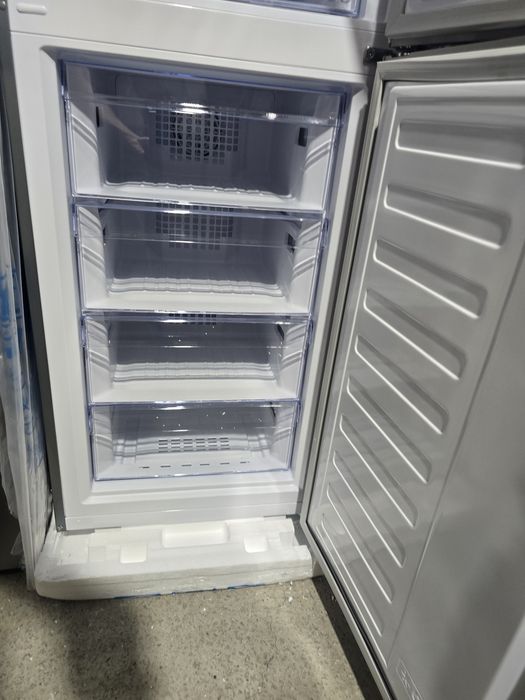 Нов хладилник с фризер Beko