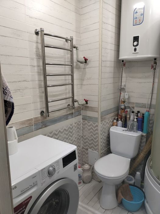 Продам 1 комн квар. 9-17,  1. этаж.