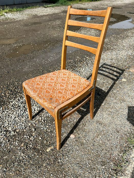 Продам стеллаж, стулья, уголки б/у