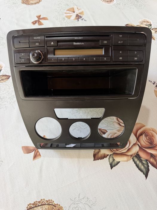 Vand CD player auto  cu radio  ca nou