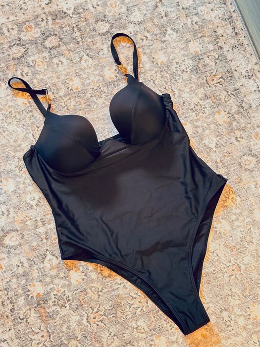 Черен изрязан бански