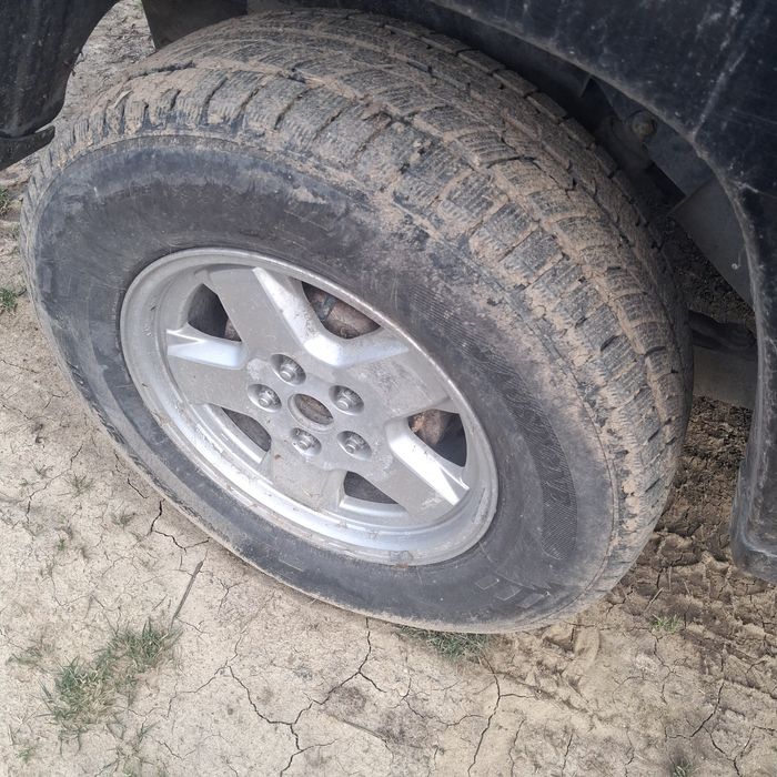 Гуми с джанти 235 70 16