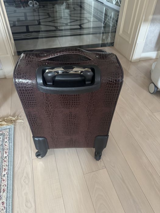 Чемодан новый коричневый