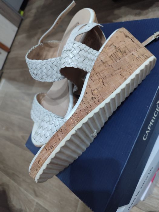 Продам босоножки новые