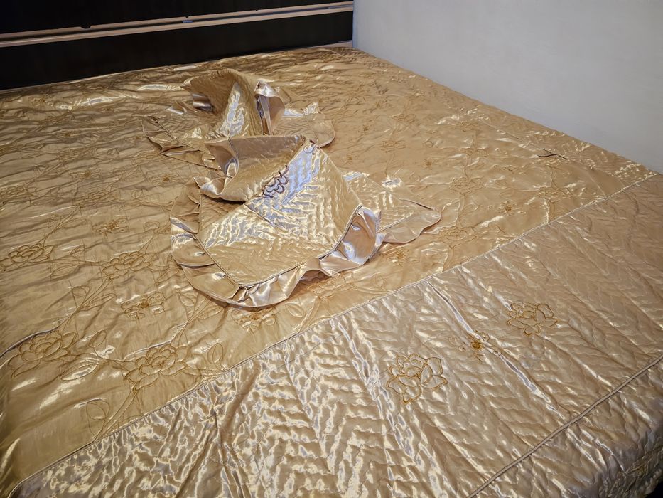 covertura pat asternut cearceaf auriu cu 2 fete de perna