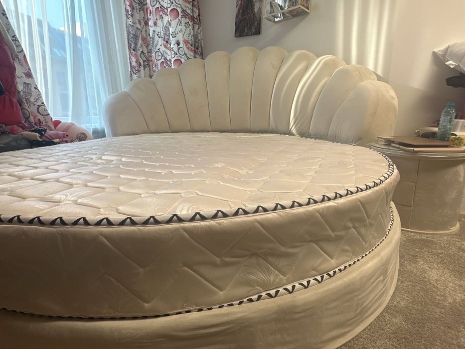 Кръгла спалня с матрак и нощно шкафче