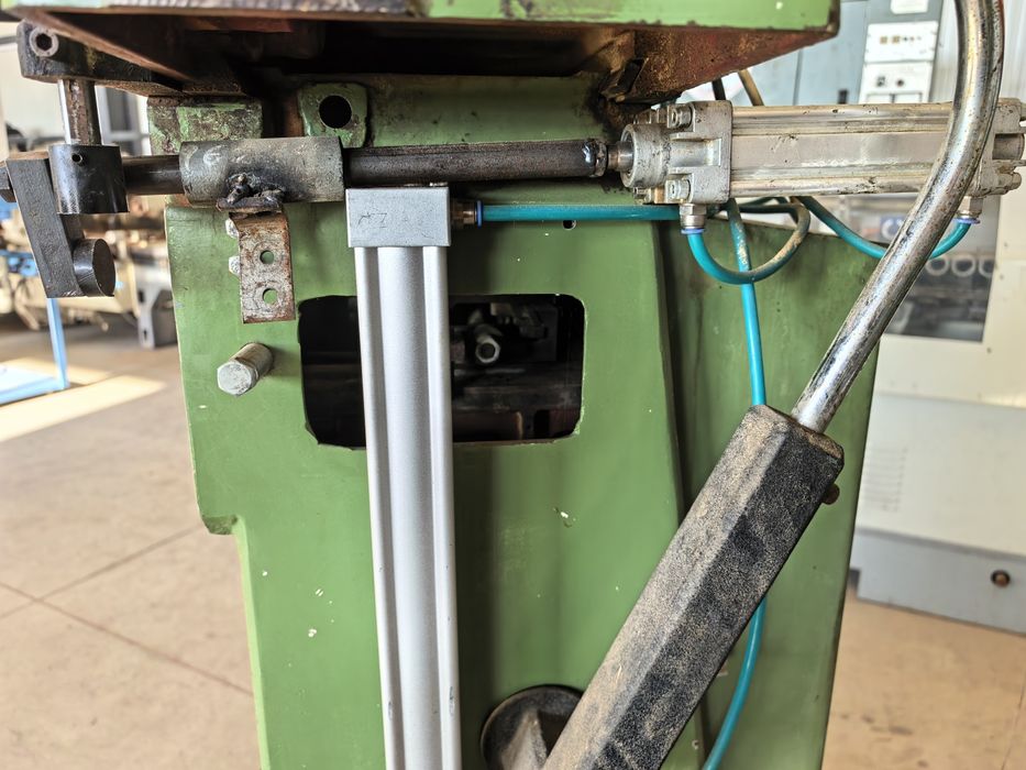 Верижна дълбачка за врати с пневматика.