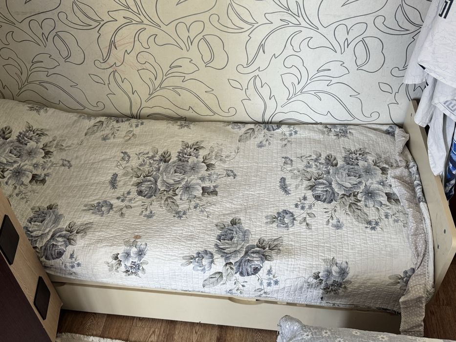 Продам детский кровать с тумбой