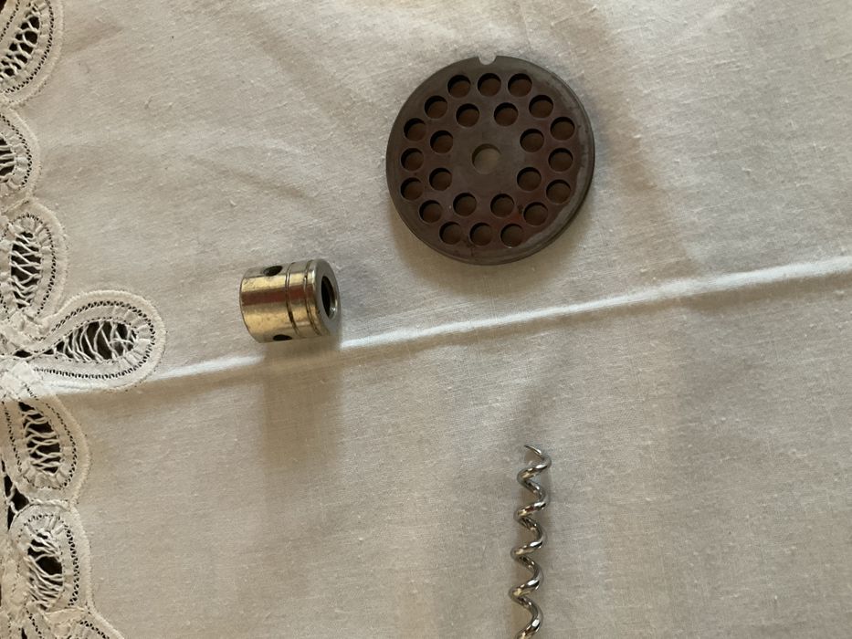 Cizme piele culoare negru,cleste,sita,telecomanda,lingurite,farfuri