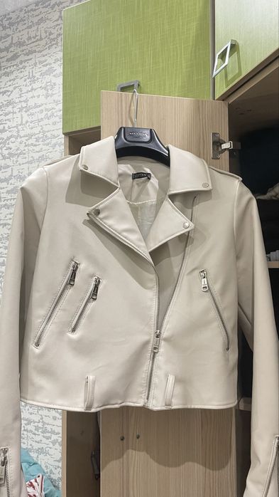 Беживая коженная куртка