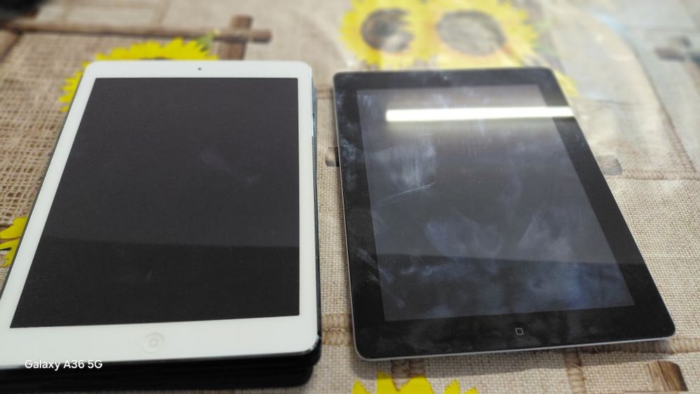 Vând două tablete iPad