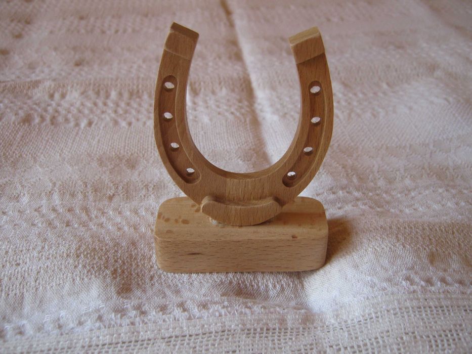 Дървена подкова за дома и работното място.