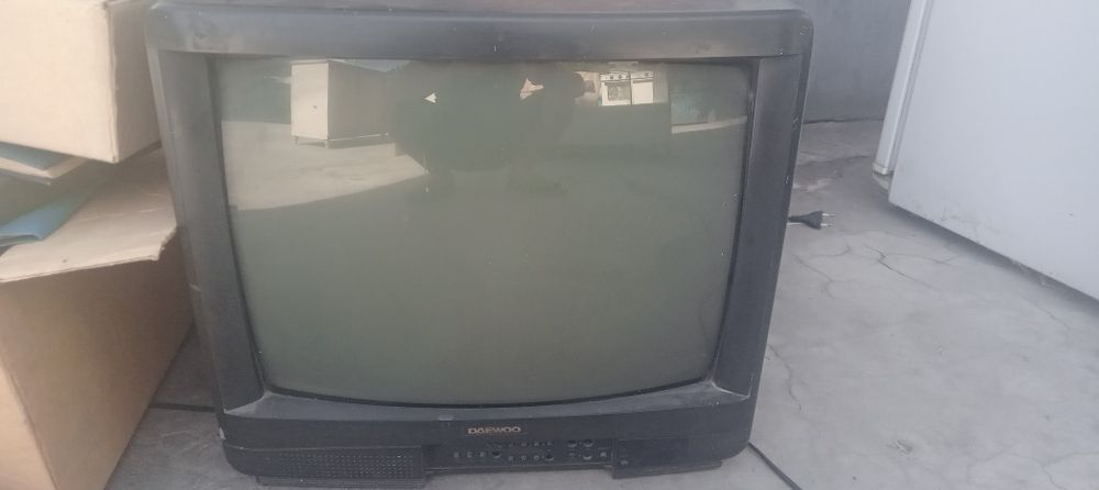 Койки. Телевизор. Трюмо. Зеркало.