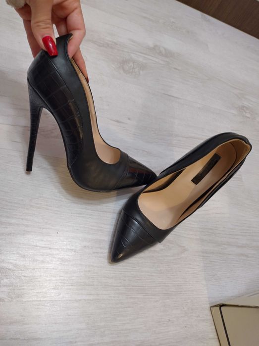 Обувки на висок ток