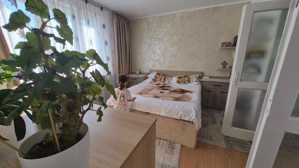 Apartament 3 camere in Onesti, langa primarie, etaj 2/4.