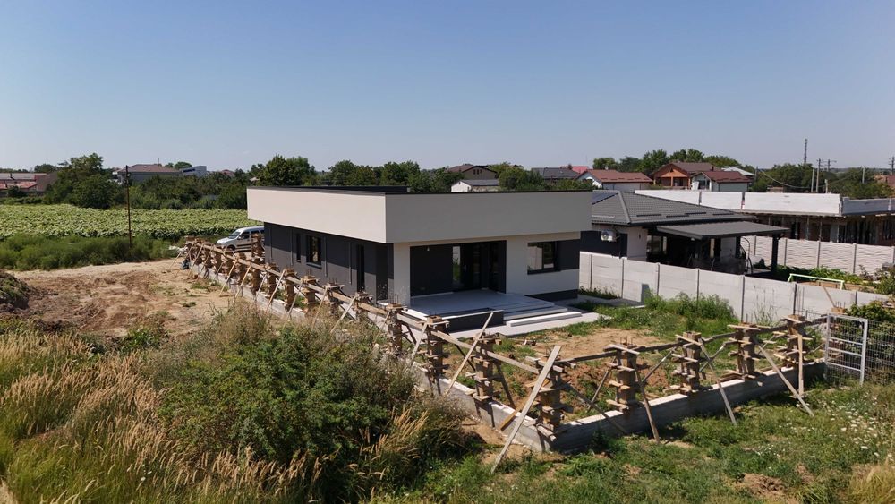 Casa 4 camere parter cu pompa caldura, incalzire in pardoseala, 10 kw panouri fotovoltaice Dragomiresti-Vale
