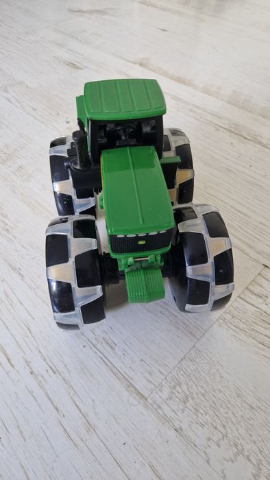 Jucarie Tractor JOHN DEERE Monster cu anvelope luminoase