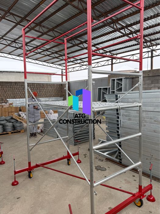 Передвижные строительные леса с домкратами и защитным верхним каркасом