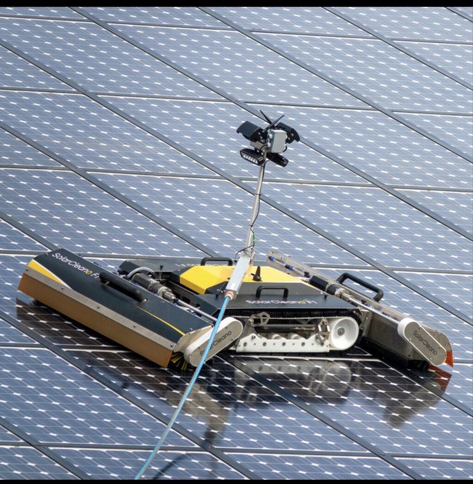 Curățare panouri fotovoltaice cu ROBOT profesional – Serviciu modern și eficient