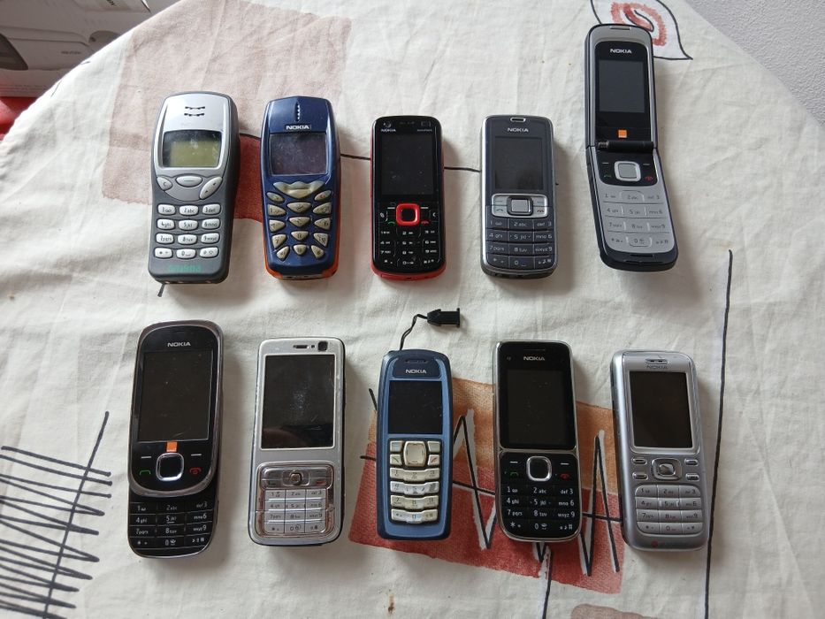 Telefoane retro cu butoane