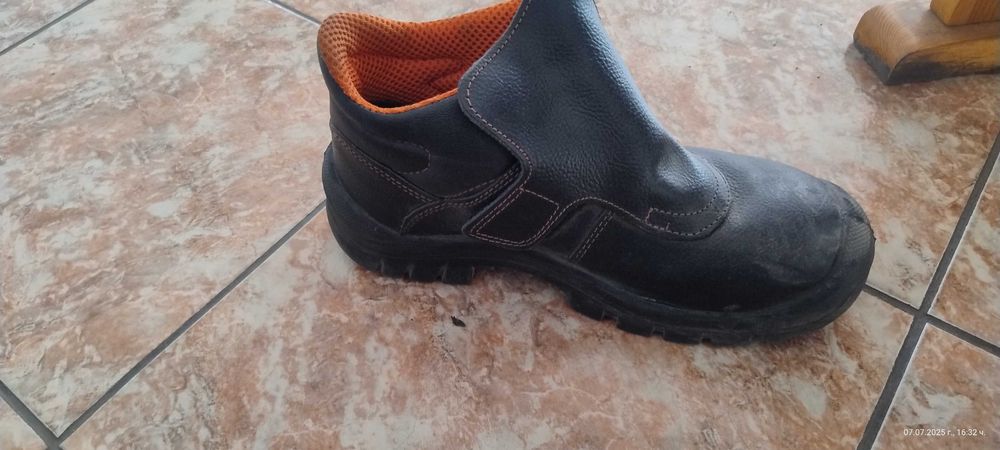 Работни обувки,високи.