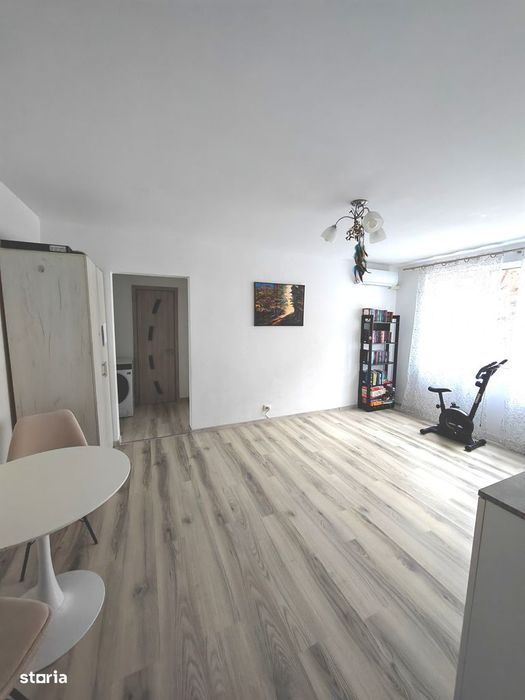 Apartament 3 camere semidecomandat