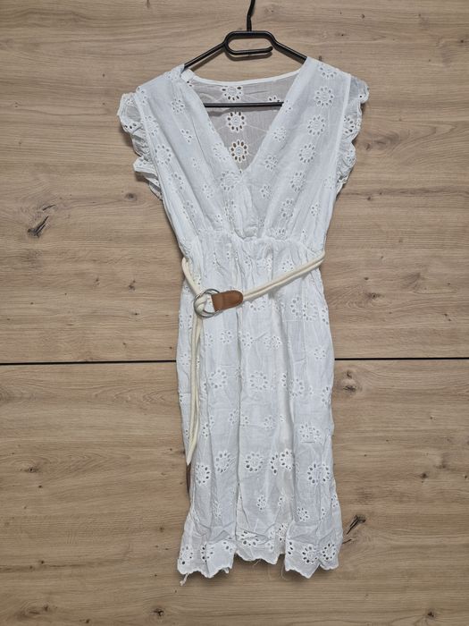 Бяла рокличка с колан