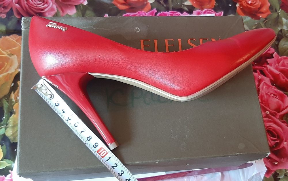 Туфли женские, красные и чёрные.