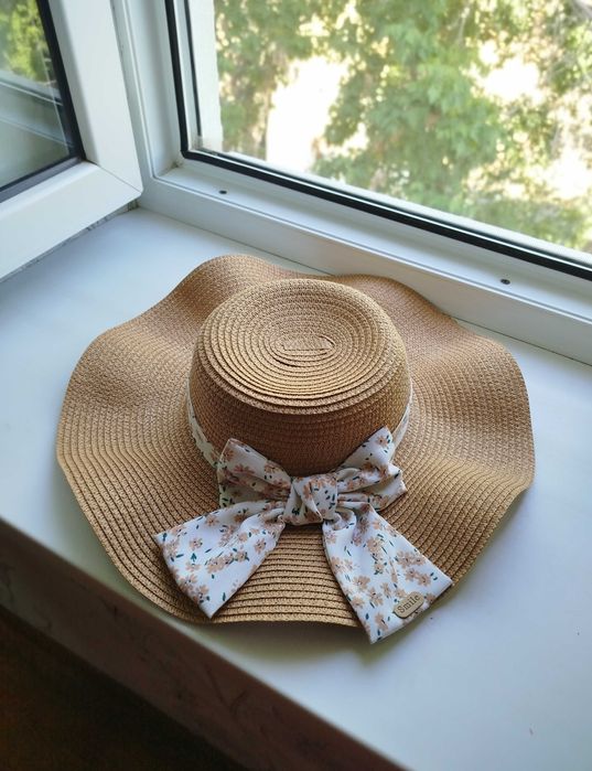 Женская соломенная шляпа с большими полями
