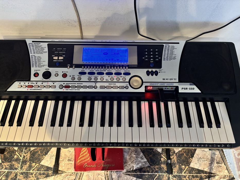 YAMAHA PSR-550 cu stick