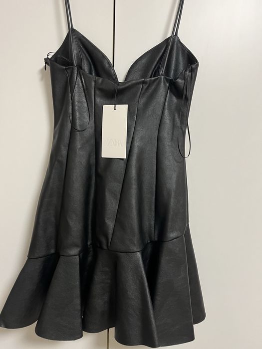 Черна кожена рокля на Zara