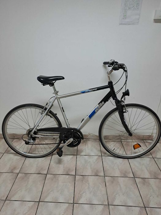 Bicicleta KTM cu cadru din aluminiu