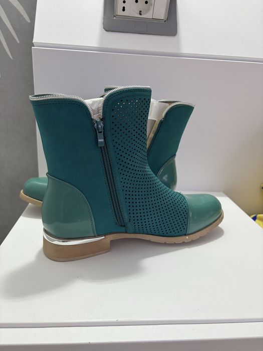 Ghete perforate turcoaz si portocaliu