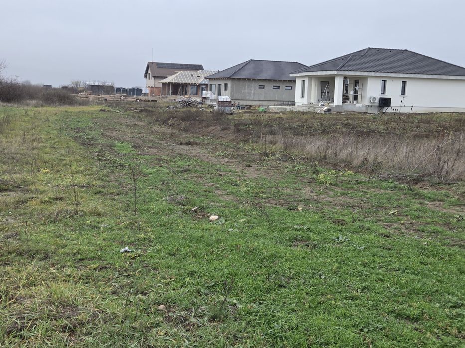 Vand parcela teren intravilan  /  un loc de casa