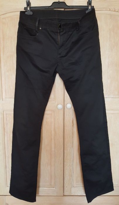 Продавам мъжки черен панталон тип дънки
