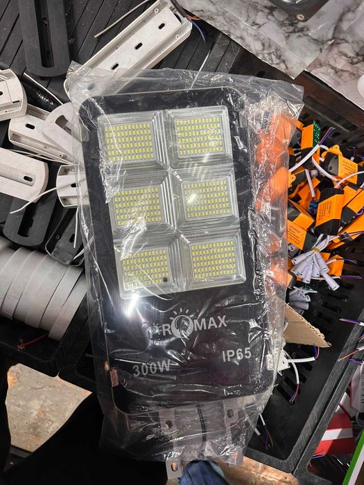 Солнечный уличный светильник 200–300W С кронштейном, панелью и пультом