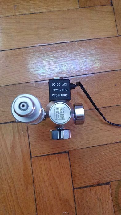 Reductor cu electrovalva co2