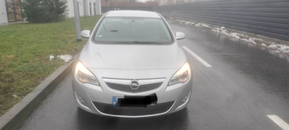 Vând Opel Astra j