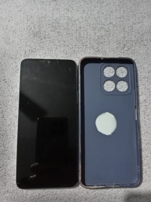 Vand telefonul HONOR X6a cu husa albastra