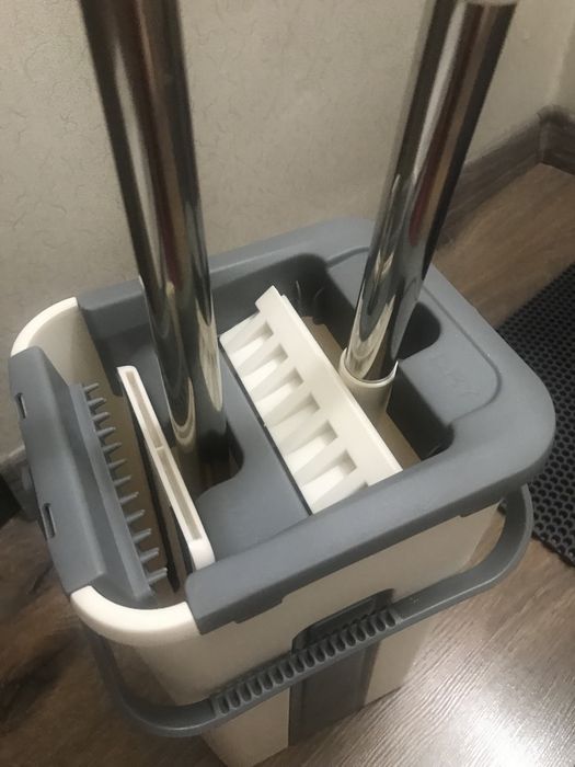 Ведро и швабра