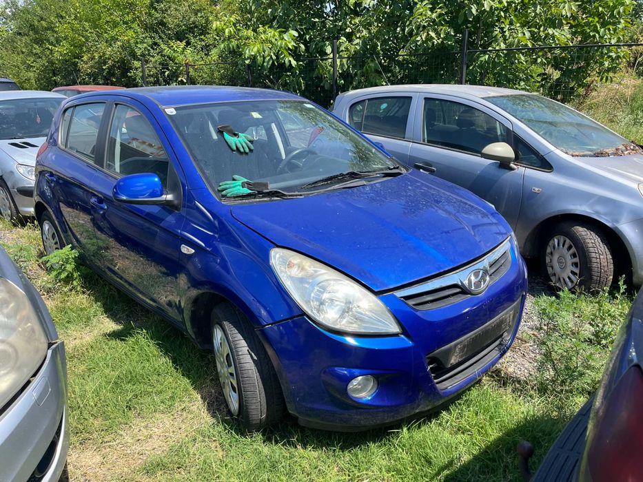 Dezmembrez Hyundai I20 1,2 benzina albastru 2009
